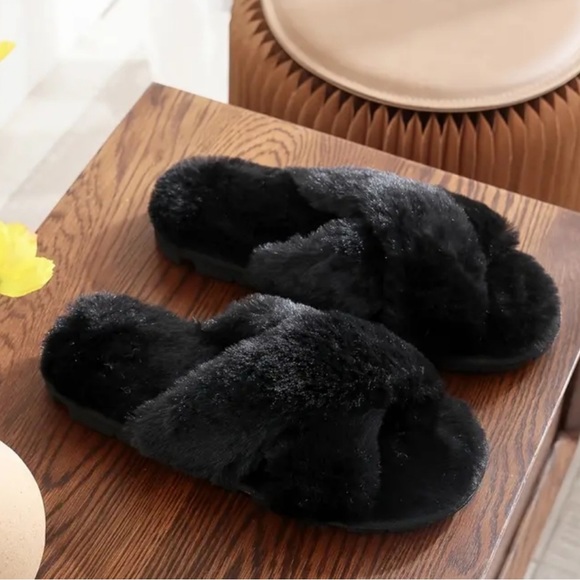 NWOT Women’s cozy open toe solid plush criss cross black slippers size 9/10 - Picture 3 of 5